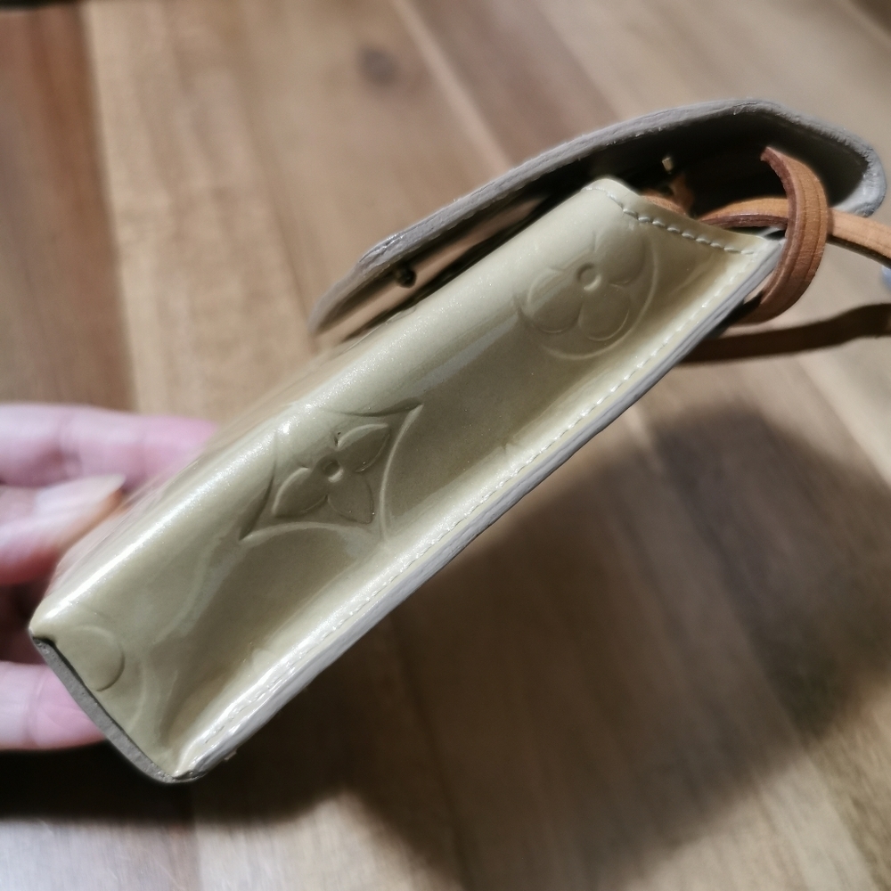 Louis Vuitton Vernis Leather in Yellow Beige Monogram Holder - Picture 3 of 14